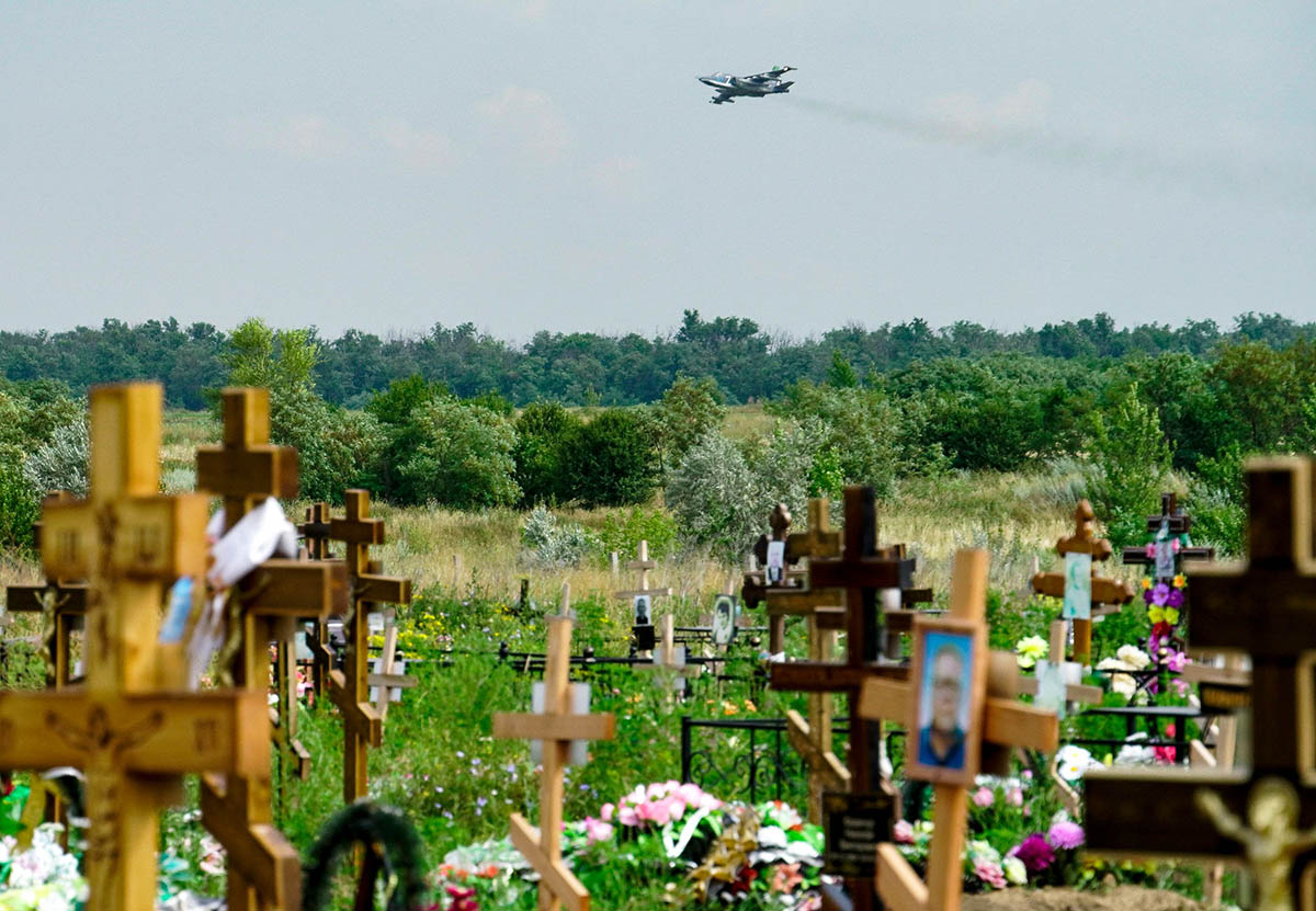 Российский военный самолет с буквой Z летит за кладбищем под Таганрогом в Ростовской области. Фото STRINGER/AFP/Scanpix/Leta