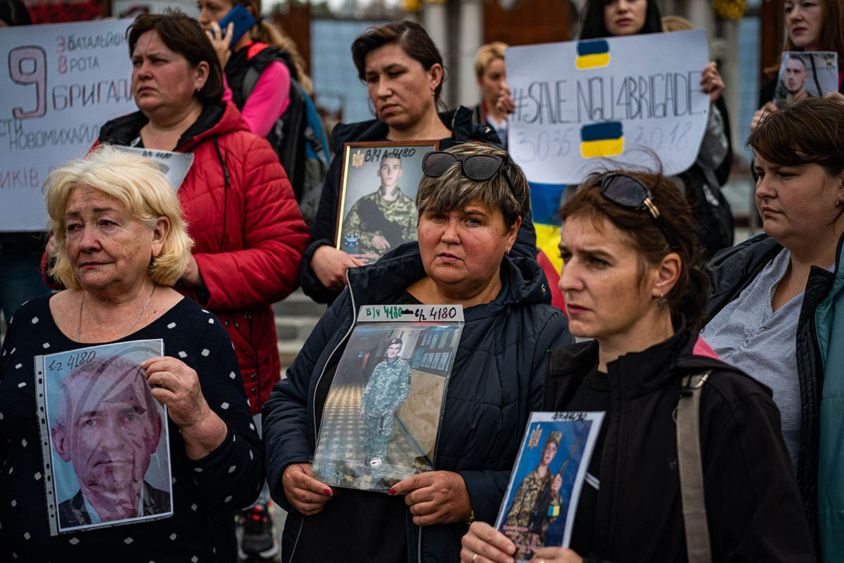 Родственники украинских военнопленных, в центре Киева, участвуют в демонстрации с требованием ускорить их освобождение. Фото Dimitar DILKOFF/AFP/Scanpix/LETA