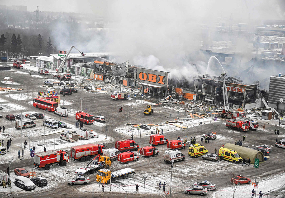 Тушение пожара в торговом центре «Мега Химки», Московская область. 9 декабря 2022 года. Фото Alexander NEMENOV/AFP/Scanpix/LETA