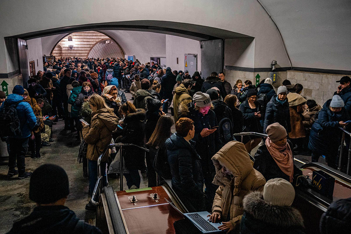 Люди укрываются в киевском метро во время российского массированного ракетного обстрела. 16 декабря 2022 года. Фото Dimitar DILKOFF/AFP/Scanpix/LETA