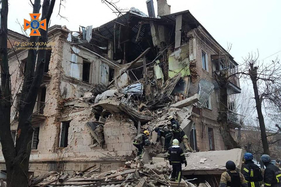 Спасатели работают в жилом доме после ракетного удара по Кривому Рогу. 16 декабря 2022 года. Фото UKRAINIAN EMERGENCY SERVICE/AFP/Scanpix/LETA