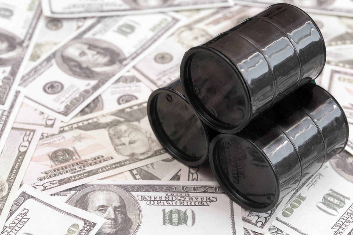 Баррели нефти на фоне американских долларов. Иллюстрация Gerasimov174 по лицензии istockphoto