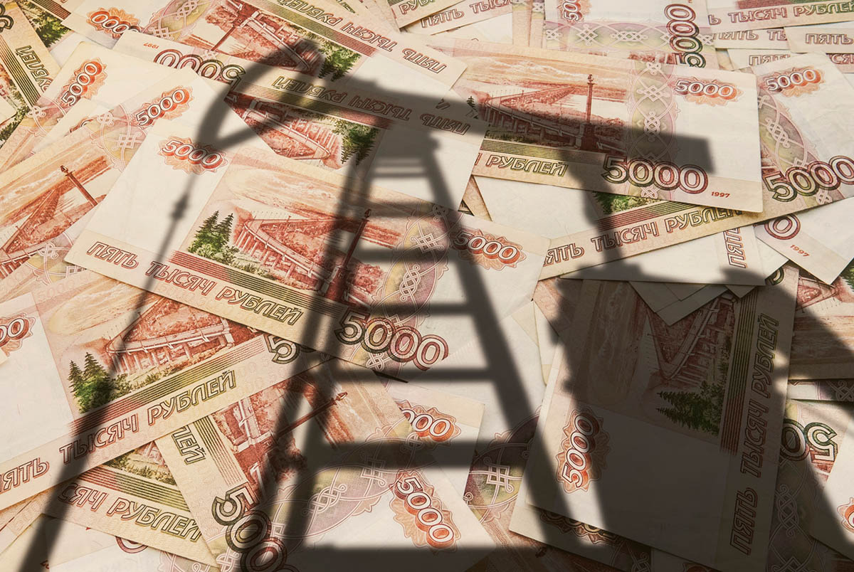 Тень нефтяной вышки на фоне российских денег. Фото Diy13 по лицензии Istockphoto