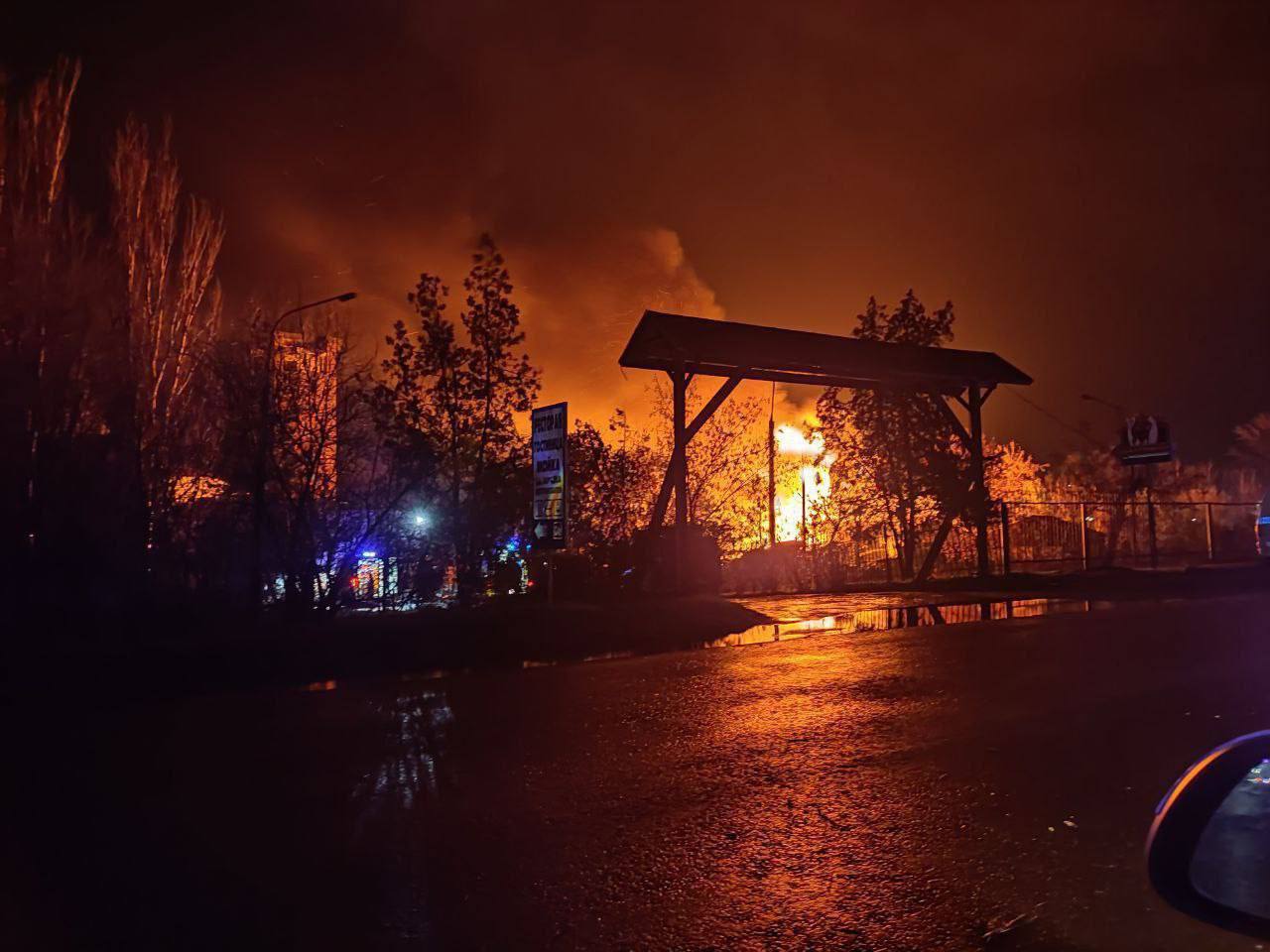 Пожар после обстрела в Мелитополе вечером 10 декабря. Фото из телеграм-канала Ивана Федорова.