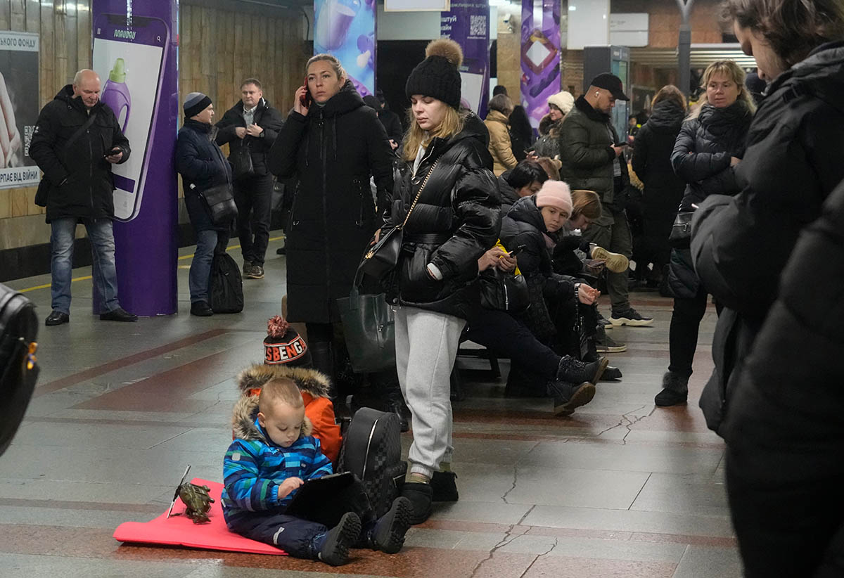 Люди укрываются в киевском метро во время российского массированного ракетного обстрела. 16 декабря 2022 года. Фото Efrem Lukatsky/AP/Scanpix/LETA