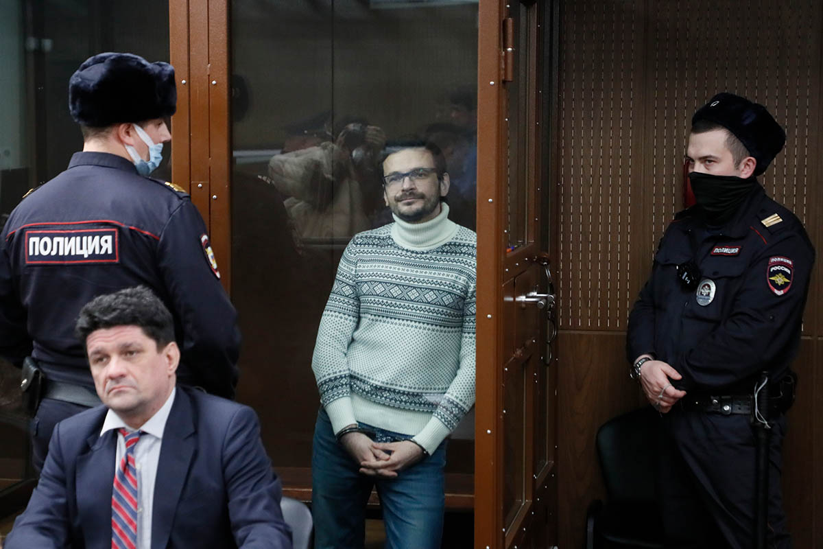 Илья Яшин перед вынесением приговора в Мещанском районном суде Москвы. 9 декабря 2022 года. Фото YURI KOCHETKOV/AP/Scanpix/LETA
