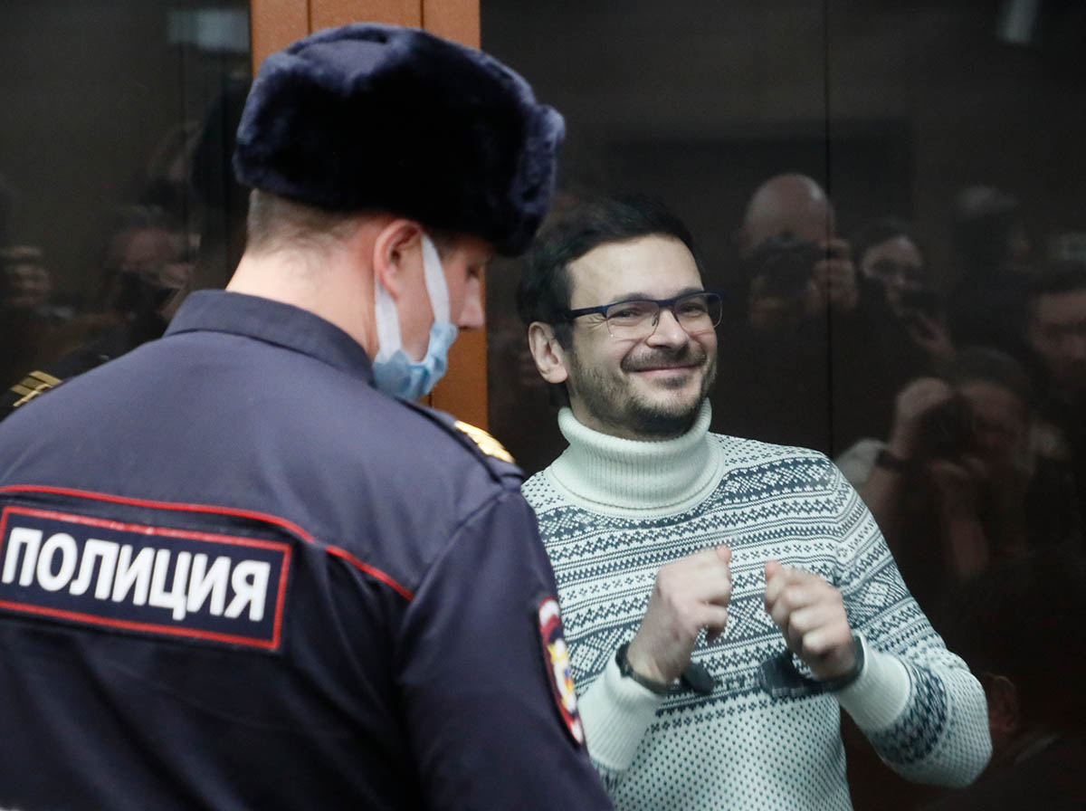 Илья Яшин перед вынесением приговора в Мещанском районном суде Москвы. 9 декабря 2022 года. Фото YURI KOCHETKOV/AP/Scanpix/LETA