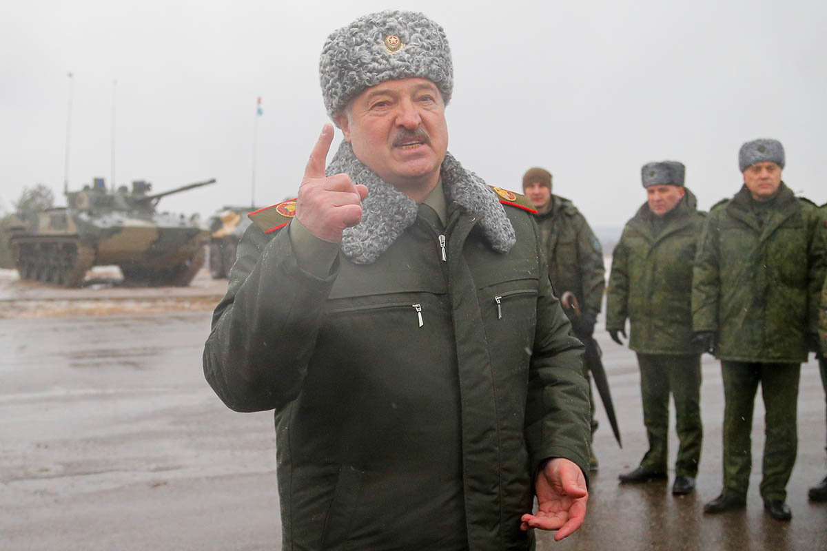 Президент Беларуси Александр Лукашенко на полигоне во время российско-белорусских военных учений «Союзное мужество-2022». Фото AP/Scanpix/LETA