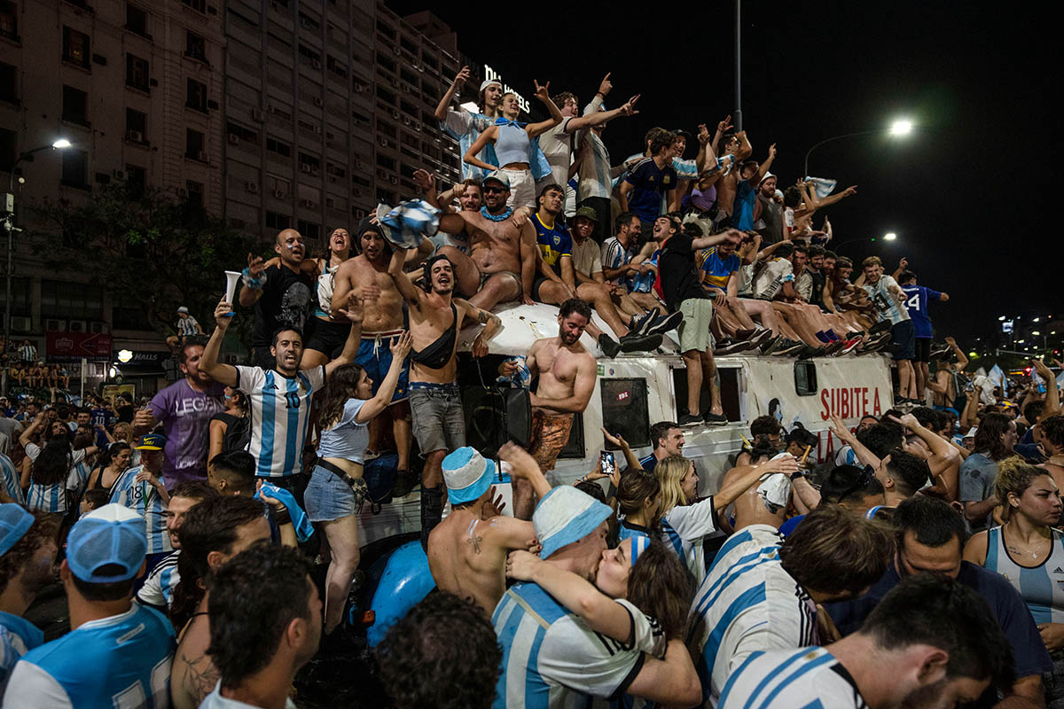Аргентина празднует победу в чемпионате мира по футболу 2022 года. Буэнос-Айрес, Аргентина. Фото Rodrigo Abd/AP/Scanpix/LETA