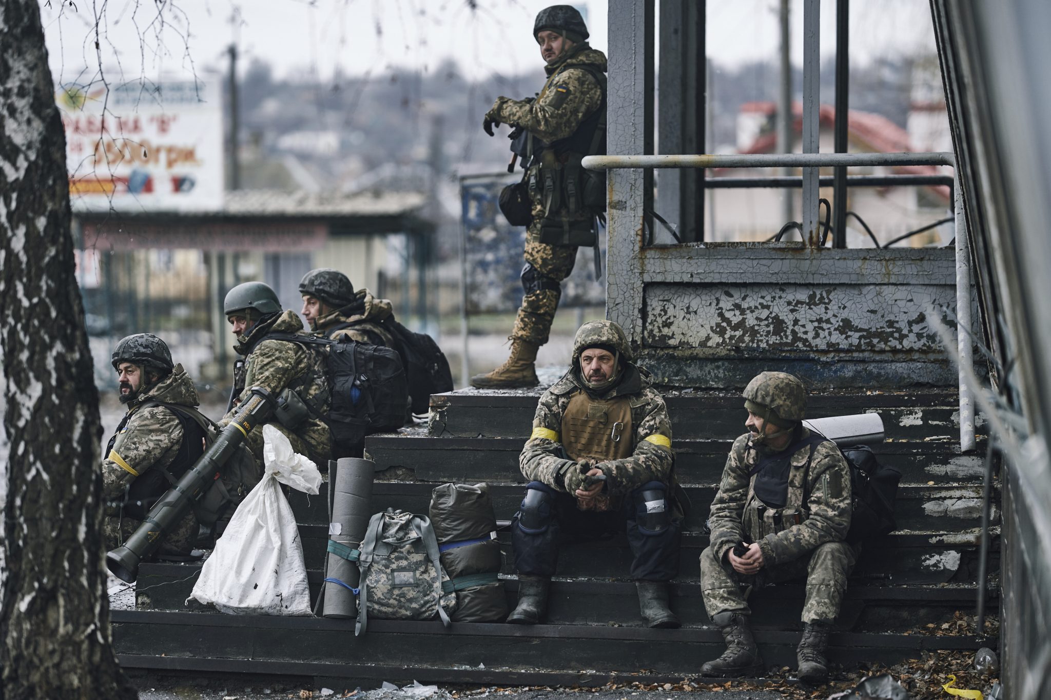 Украинские солдаты на позиции в Бахмуте. Фото AP Photo/LIBKOS/Scanpix/LETA