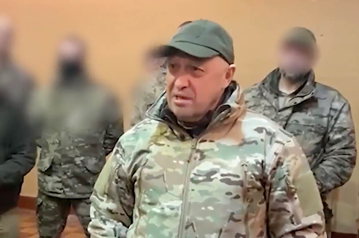 Евгений Пригожин и первая группа бывших заключенных в группе "Вагнер". Скриншот видео rian_ru/Telegram