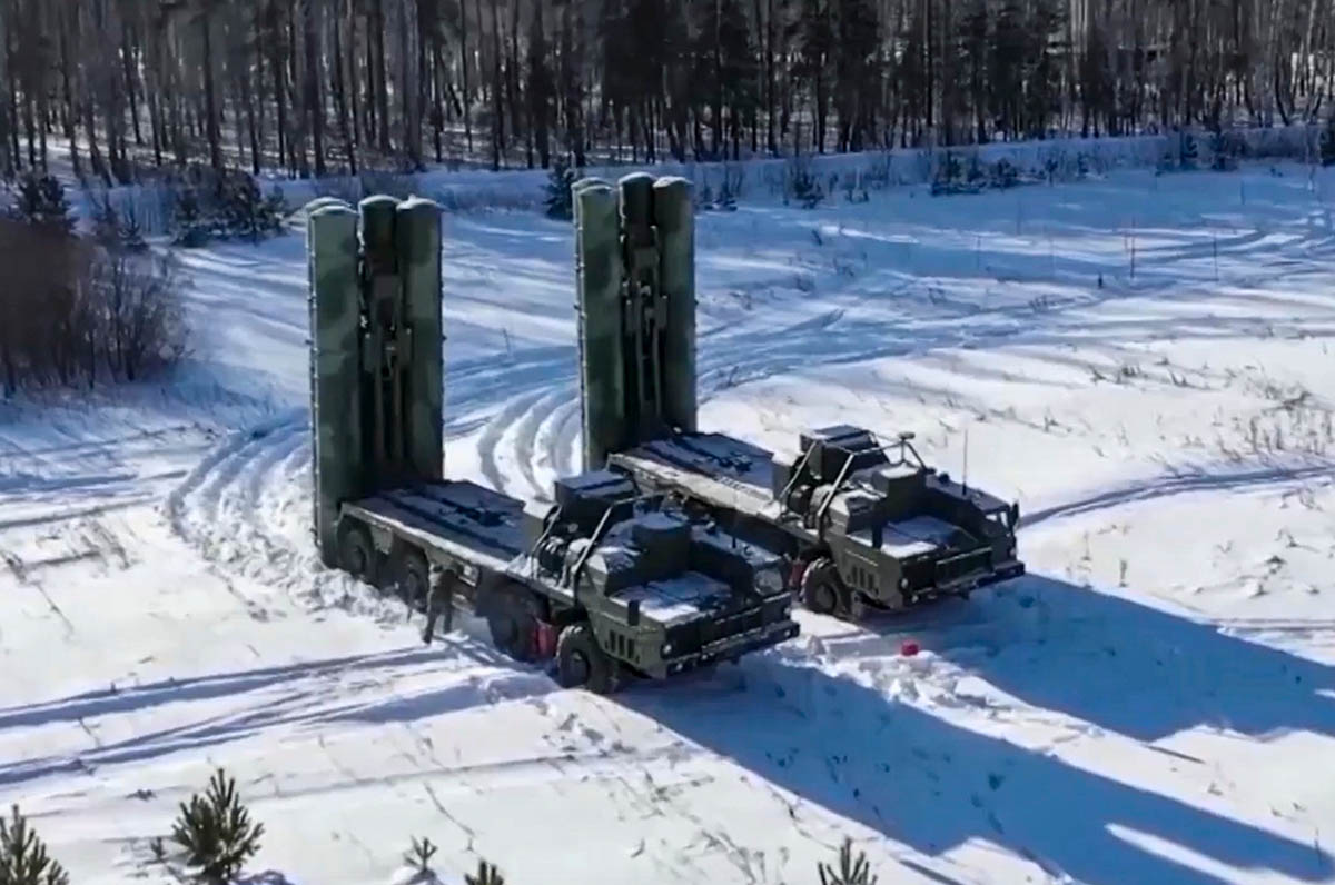 Российские мобильные зенитно-ракетные комплексы большой дальности С-400. Фото ПРЕСС-СЛУЖБА МИНИСТЕРСТВА ОБОРОНЫ РОССИИ/EPA/Scanpix/LETA