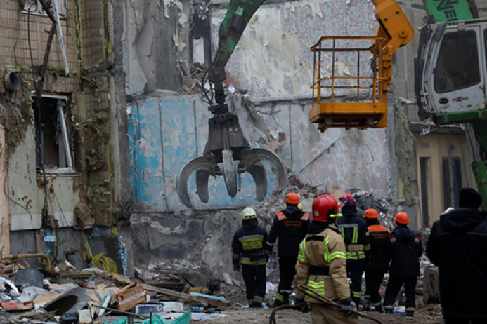 Спасатели разбирают завалы разрушенного дома в Днепре. Фото Clodagh Kilcoyne/Reuters/Scanpix/LETA
