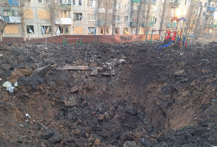 Воронка на места падения ракеты возле детского сада в Краматорске. Фото из телеграм-канал главы Донецокй ОГА Павла Кириленко.