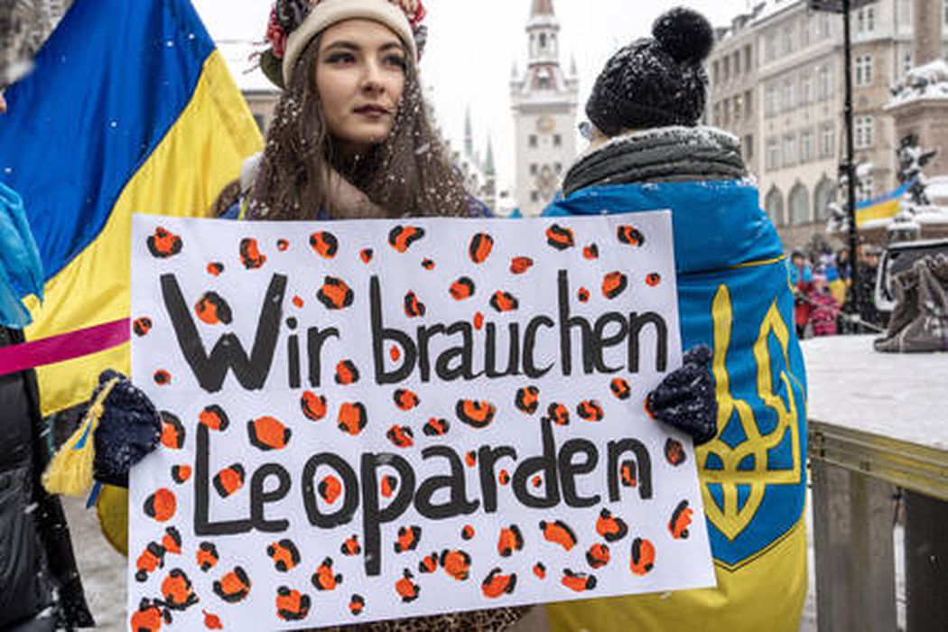Участница акции протеста украинцев на Мариенплац в Мюнхене с плакатом «Нам нужны леопарды» 21 января 2023 года. Фото Wolfgang Maria Weber/IMAGO/Scanpix/LETA