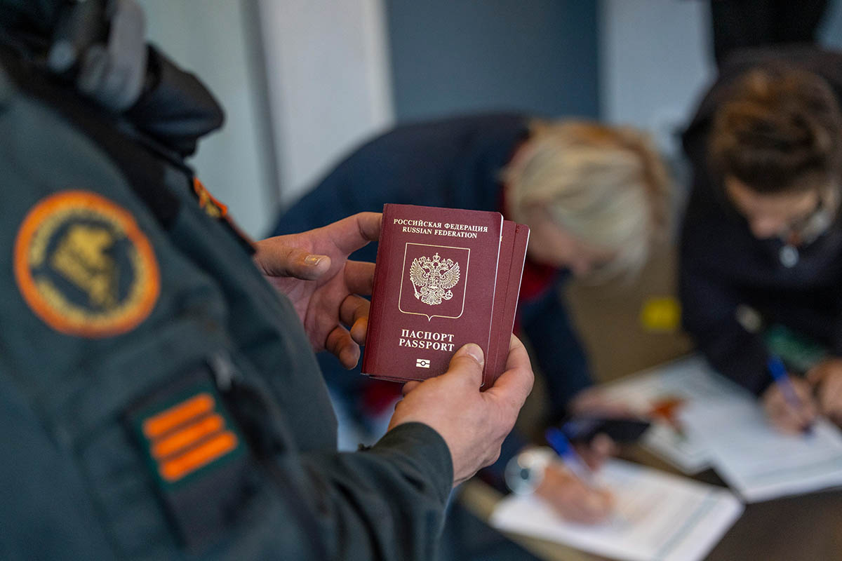 Сотрудники пограничного контроля проверяют паспорта на финско-российской границе в Нуйямаа, Финляндия. Фото JUHA METSO/EPA/Scanpix/Leta