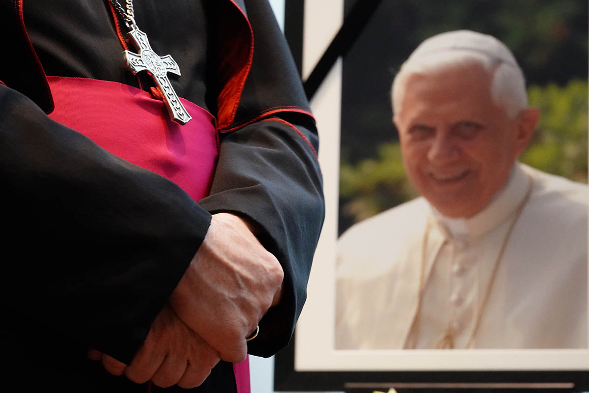 Портрет покойного Папы Бенедикта XVI, Ватикан. 2 января 2023 года. Фото CLEMENS BILAN/EPA/Scanpix/LETA