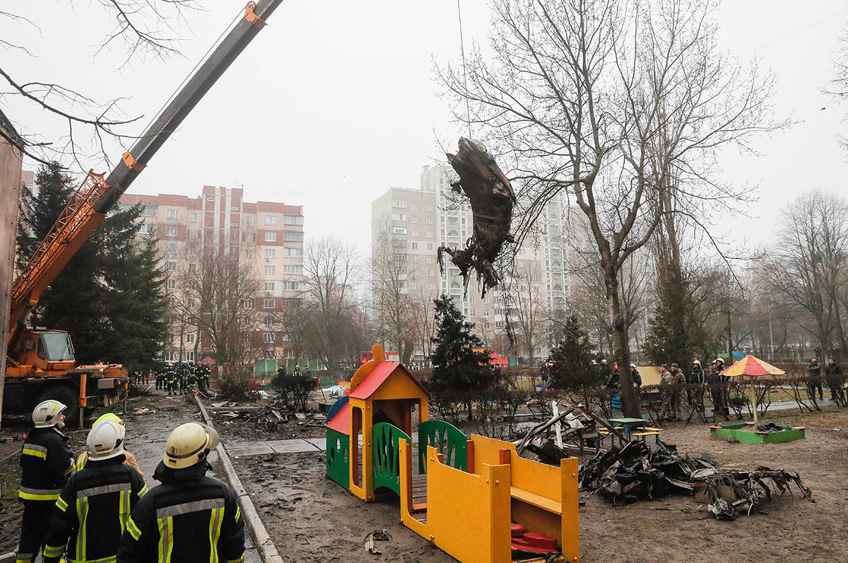 Спасательные службы убирают обломки вертолета на месте крушения в городе Бровары под Киевом, Украина, 18 января 2023 года. Фото SERGEY DOLZHENKO/EPA/Scanpix/Leta