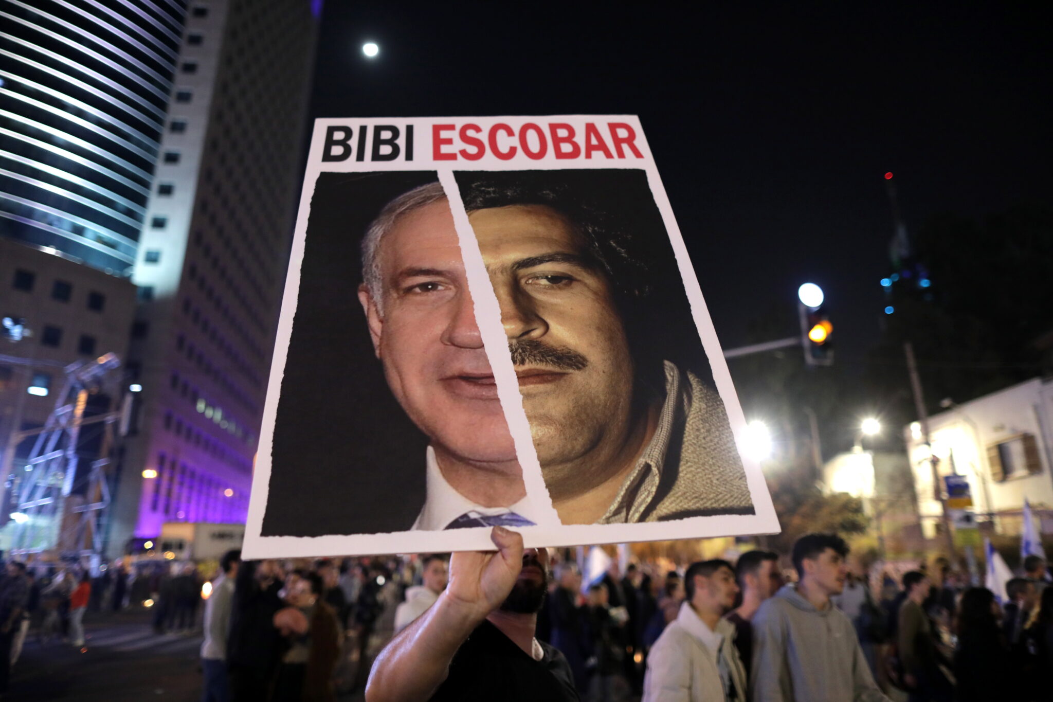 Протестующие в Тель-Авиве держат плакат против премьер-министра Биньямина Нетаньяху. Фото EPA/ABIR SULTAN/Scanpix/LETA
