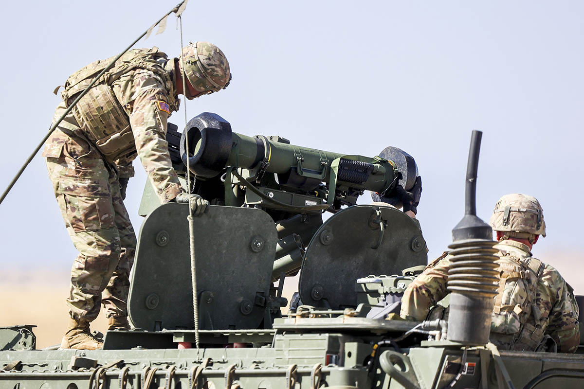 Солдаты загружают ракету в дистанционно управляемую систему вооружения на БТР Stryker. Фото Michael Ciaglo/Getty Images/AFP/Scanpix/Leta