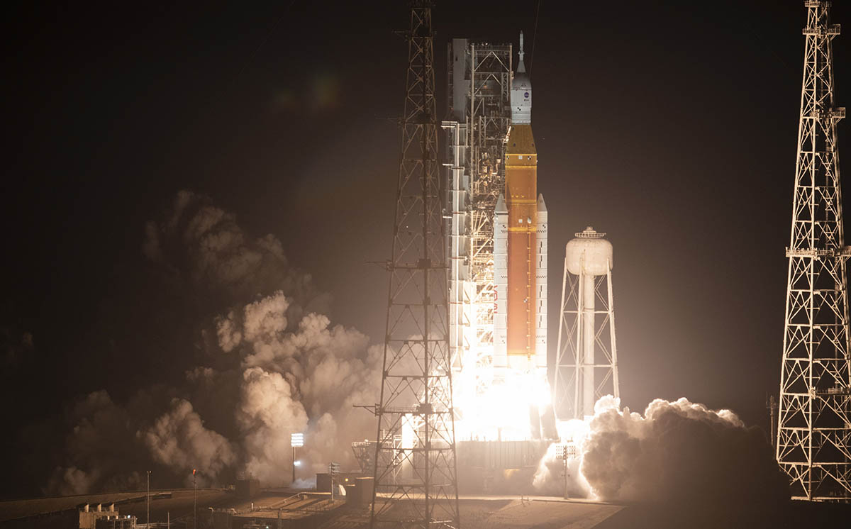 Сверхтяжелая ракета-носитель SLS (Space Launch System) выводит на орбиту космический корабль «Орион». Фото Joel Kowsky/Getty Images/AFP/Scanpix/LETA