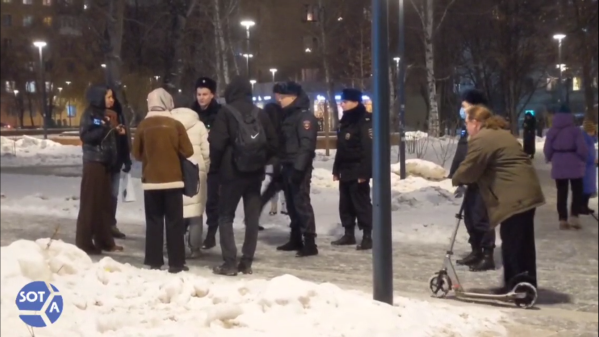Полиция возле памятника Лесе Украинке в Москве. Скриншот из видео SOTAvision.