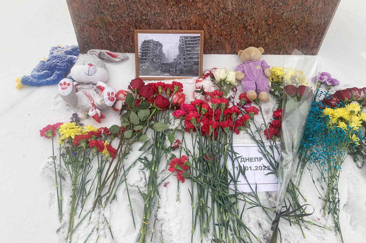 Цветы и фотография разрушенного жилого дома в Днепре перед памятником украинской поэтессы Леси Украинки в Москве. Фото Hannah Wagner/dpa/Scanpix/Leta