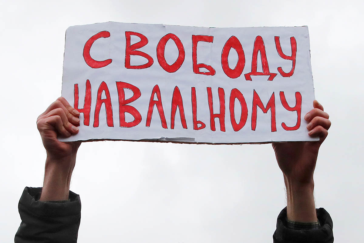Плакат на митинге в поддержку Алексея Навального в Санкт-Петербурге, Россия, 21 апреля 2021 года. Фото Anton Vaganov/REUTERS/Scanpix/Leta
