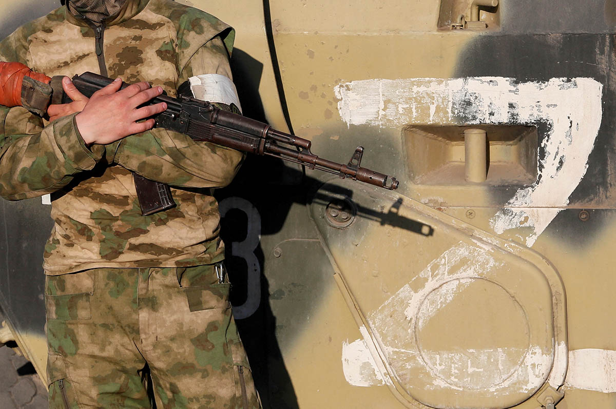Военнослужащий российских войск рядом с боевой машиной с символом «Z». Фото Alexander Ermochenko/REUTERS/Scanpix/Leta