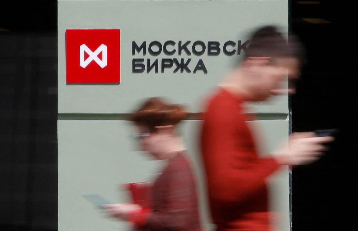 Люди проходят мимо Московской биржи в Москве. Фото Segrei Karpukhin/File Photo/REUTERS/Scanpix/LETA