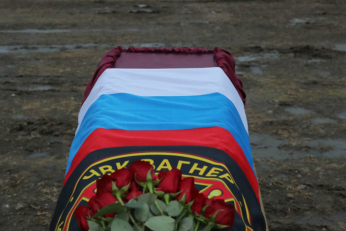 Гроб накрытый флагом частной российской военной компании «Группа Вагнера». Фото Igor Russak/REUTERS/Scanpix/Leta