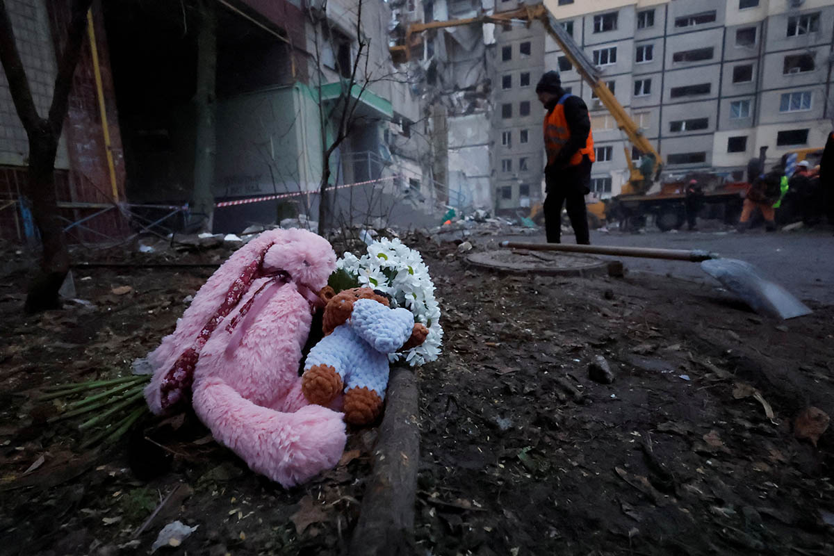 Игрушки и цветы у разрушенного после ракетного удара жилого дома в Днепре, Украина. Фото Clodagh Kilcoyne/REUTERS/Scanpix/LETA