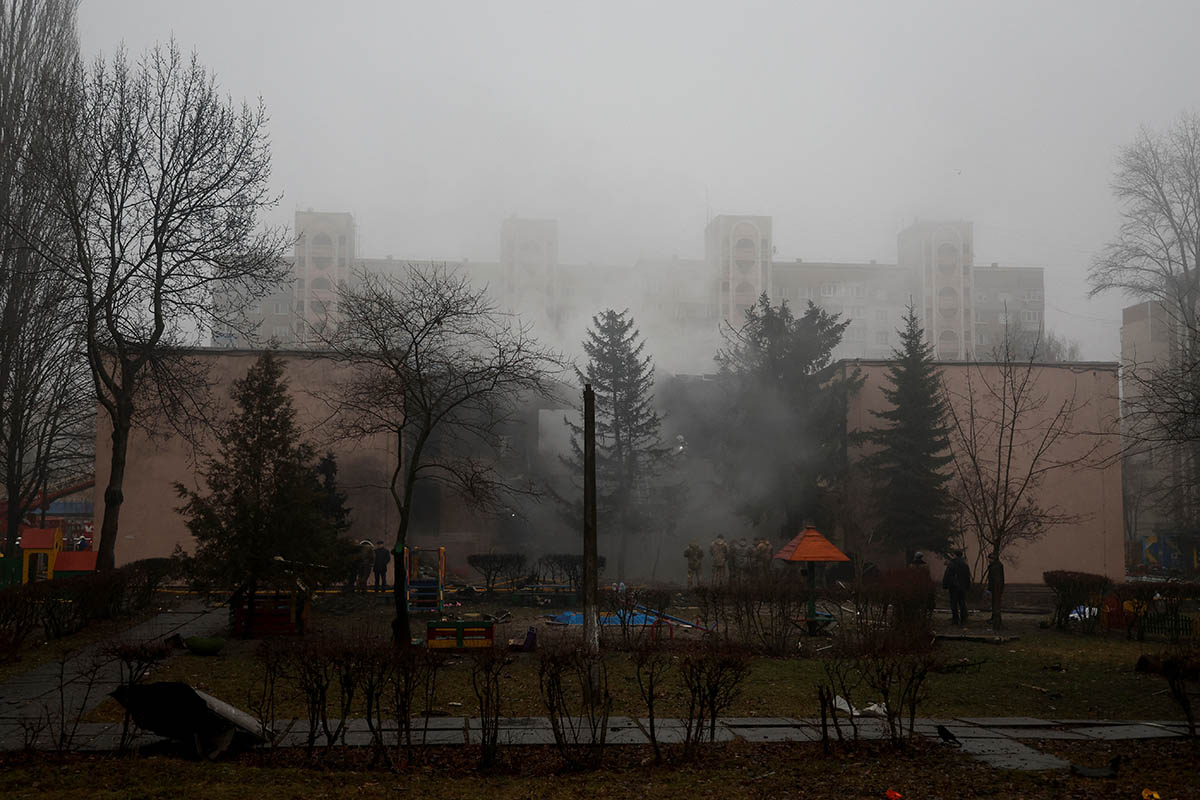 Место падения вертолета возле здания детского сада в городе Бровары под Киевом, Украина, 18 января 2023 года. Фото Valentyn Ogirenko/REUTERS/Scanpix/Leta
