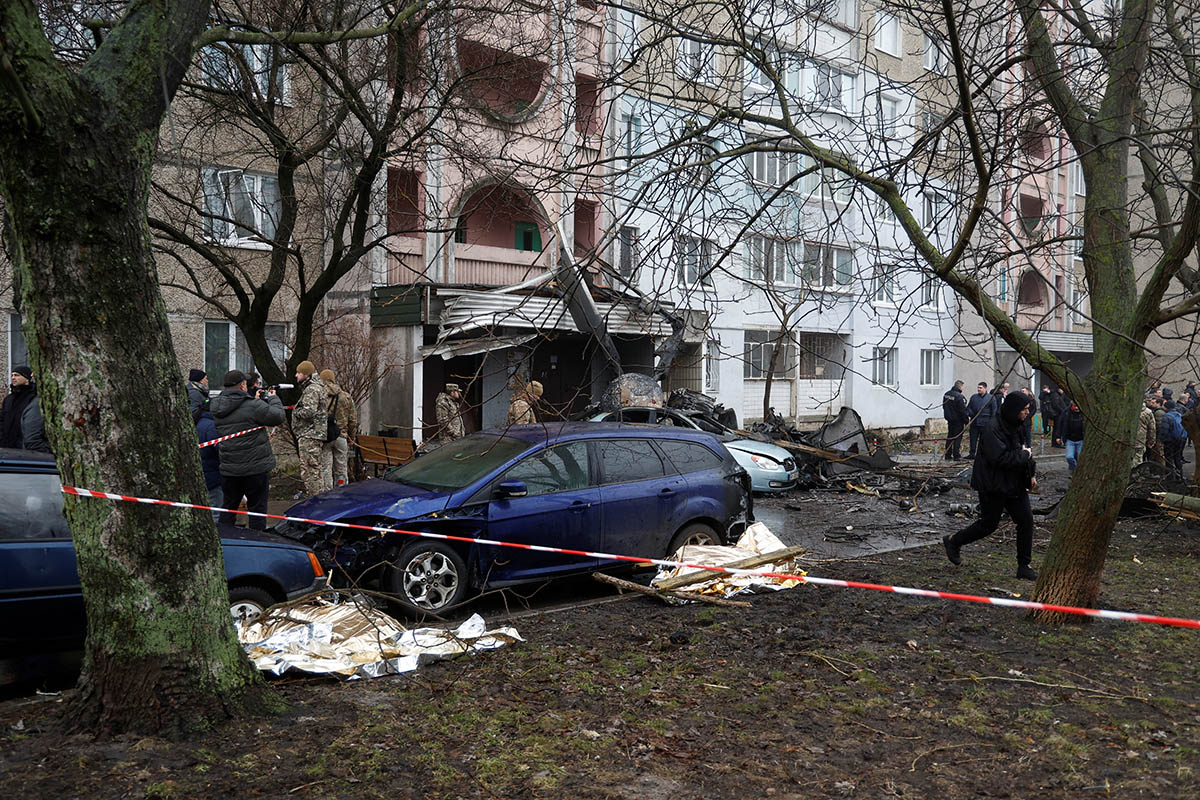 Место падения вертолета возле жилого дома в городе Бровары под Киевом, Украина, 18 января 2023 года. Фото Valentyn Ogirenko/REUTERS/Scanpix/Leta