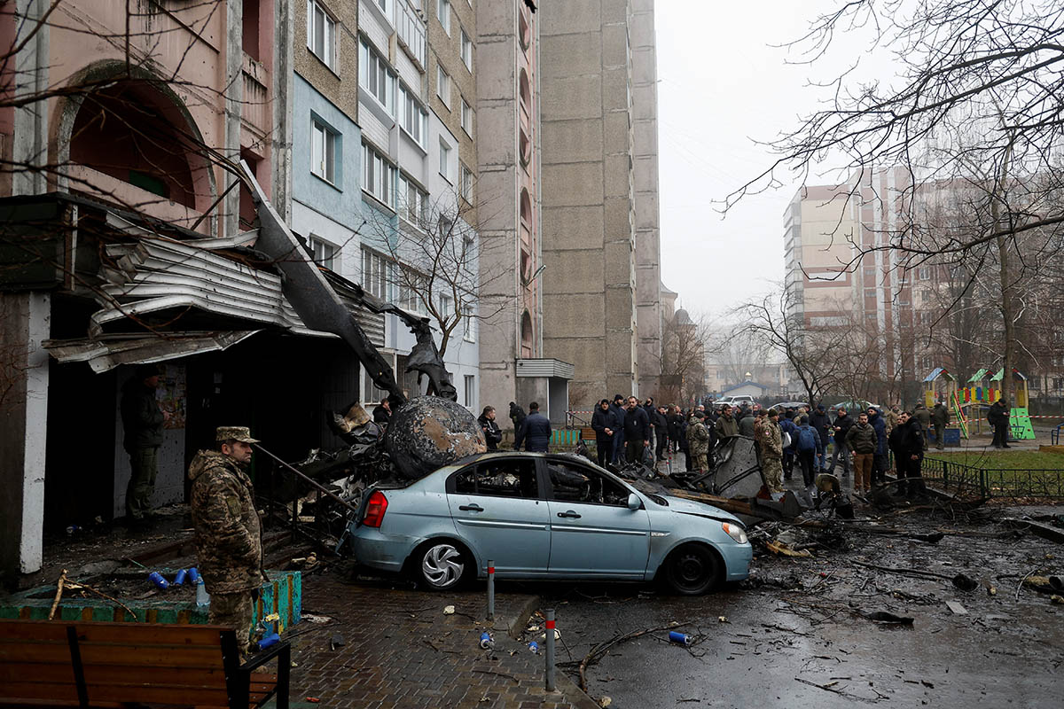 Место падения вертолета возле жилого дома в городе Бровары под Киевом, Украина, 18 января 2023 года. Фото Valentyn Ogirenko/REUTERS/Scanpix/Leta