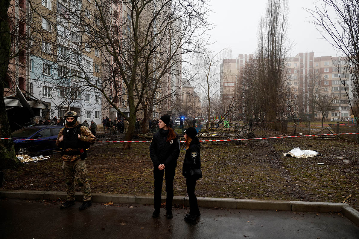 Полицейские и военнослужащий охраняют место падения вертолета в городе Бровары под Киевом, Украина, 18 января 2023 года. Фото Valentyn Ogirenko/REUTERS/Scanpix/Leta