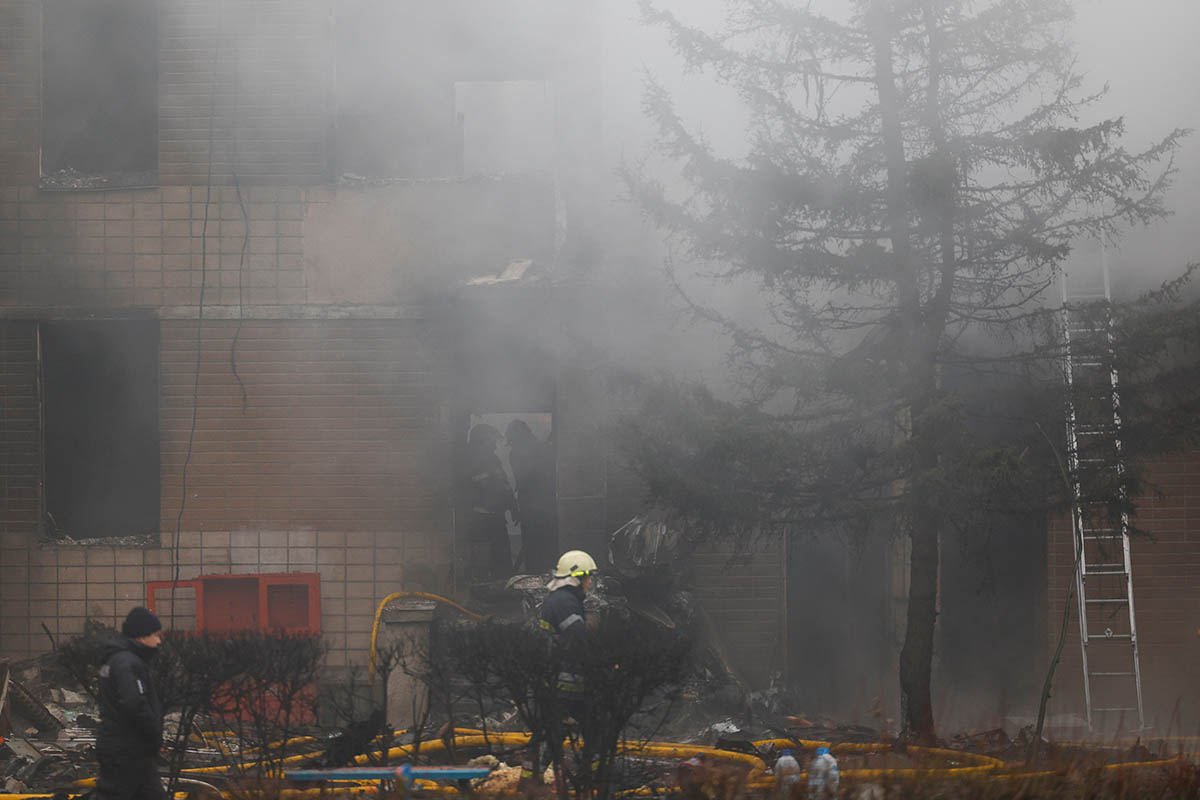 Спасатели работают на месте падения вертолета в городе Бровары под Киевом, Украина, 18 января 2023 года. Фото Valentyn Ogirenko/REUTERS/Scanpix/Leta