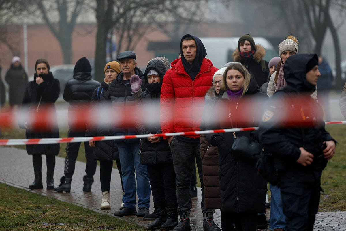 Люди собираются на месте падения вертолета в городе Бровары под Киевом, Украина, 18 января 2023 года. Фото Valentyn Ogirenko/REUTERS/Scanpix/Leta