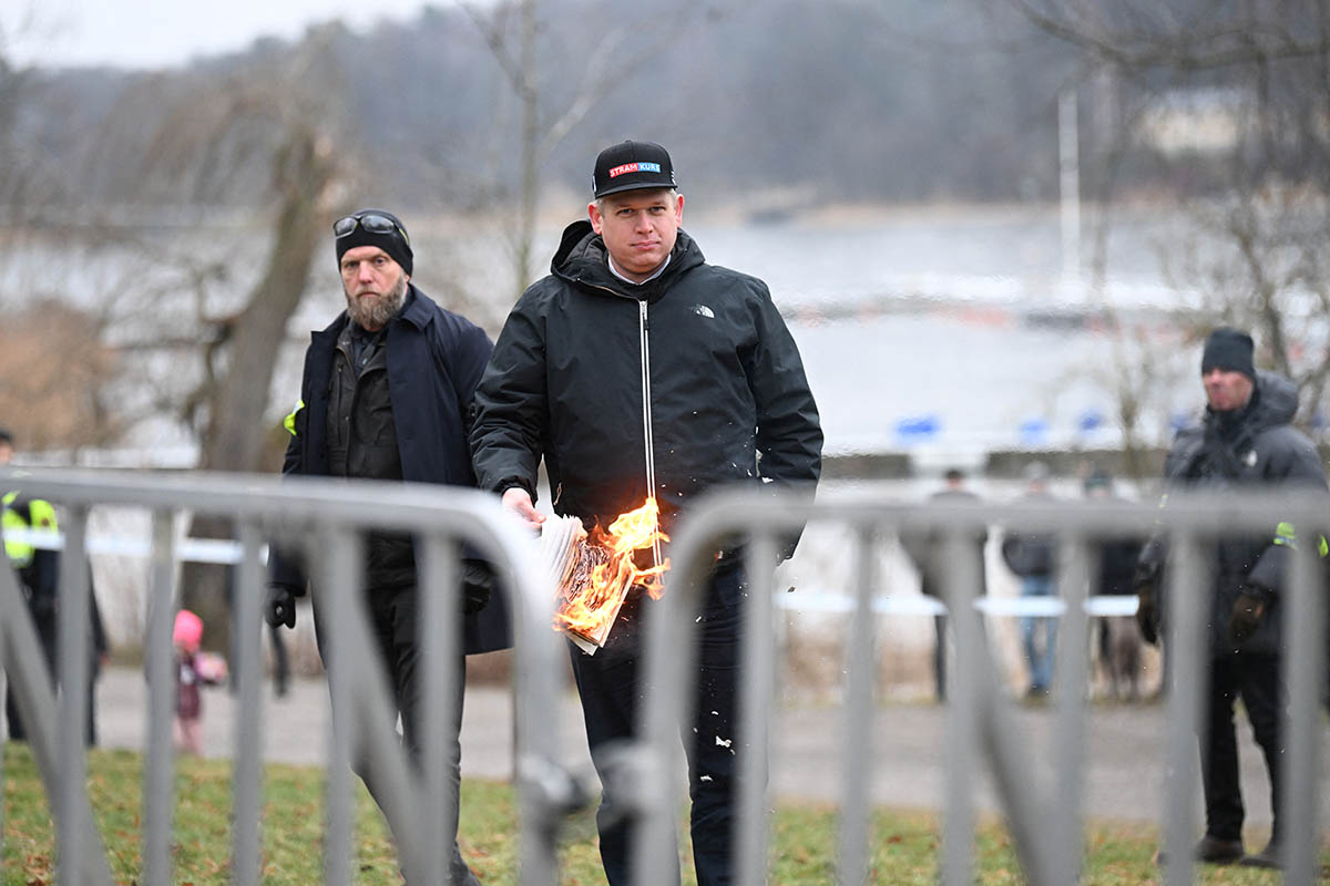 Лидер ультраправой датской политической партии Расмус Палудан сжигает копию Корана в Стокгольме. Фото  Fredrik Sandberg/TT News Agency/REUTERS/Scanpix/Leta