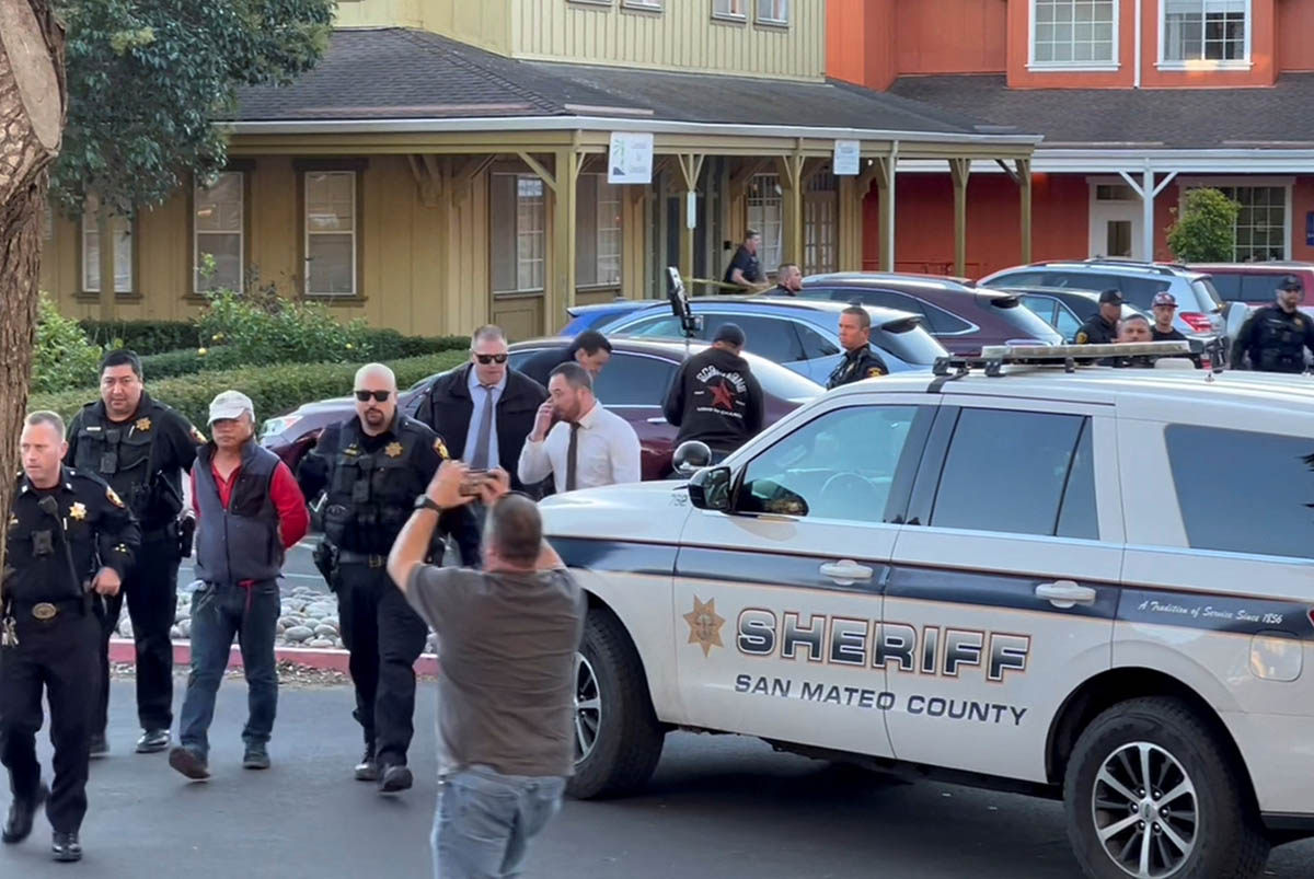 Полицейские задерживают подозреваемого в массовом расстреле в калифорнийском городе Халф-Мун-Бей, США. Фото Kati McHugh/REUTERS/Scanpix/Leta