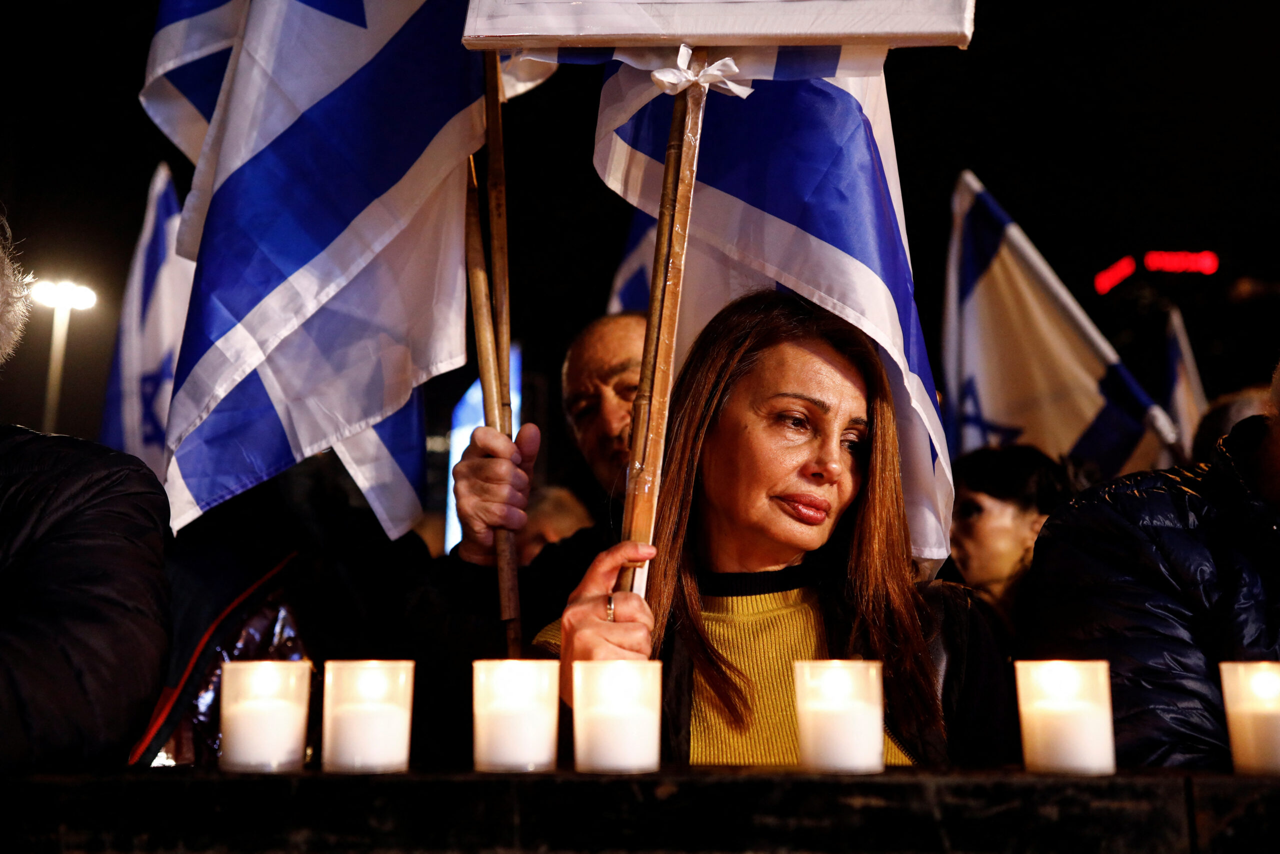 Участники протестов в Тель-Авиве устроили минуту молчания в честь погибших в ходе недавних терактов. Фото REUTERS/Corinna Kern/Scanpix/LETA.