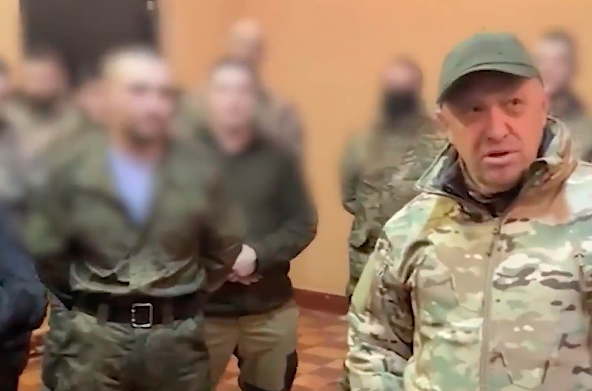 Евгений Пригожин и первая группа бывших заключенных в группе "Вагнер". Скриншот видео rian_ru/Telegram