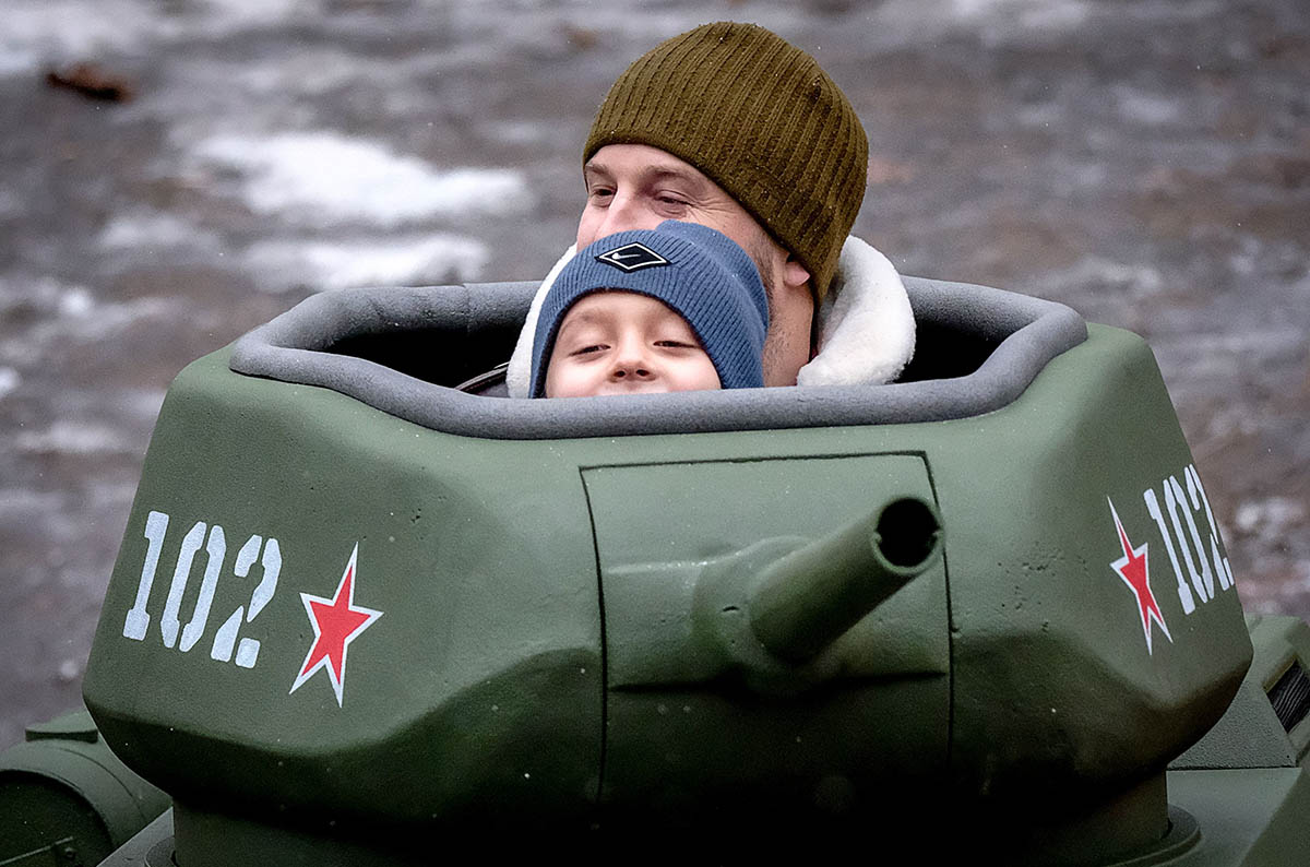 Отец и сын управляют моделью советского танка Т-34 в парке «Сокольники» в Москве. Фото Yuri KADOBNOV/AFP/Scanpix/LETA