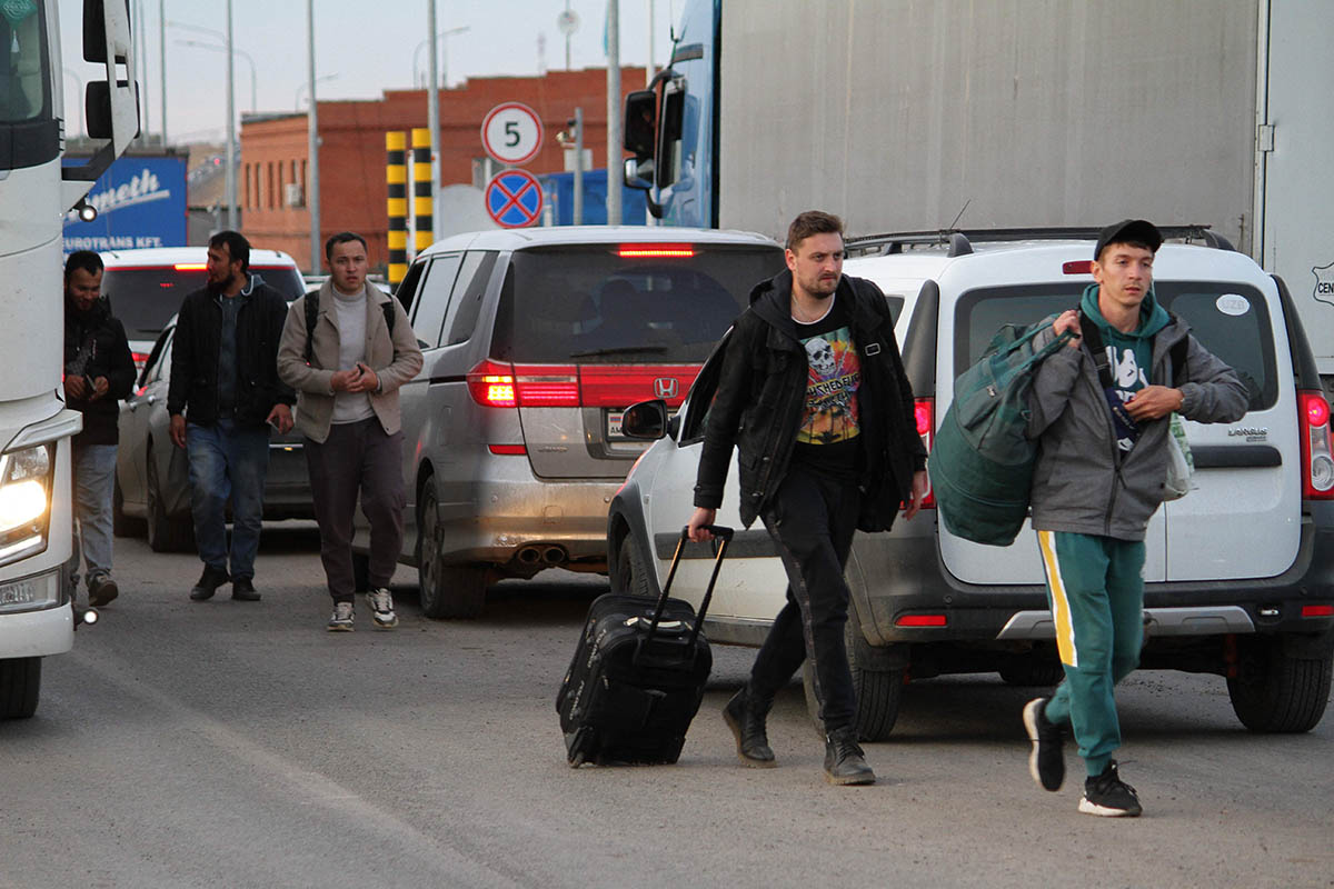 Россияне прибывают в Казахстан через погранпереход Сырым.  Сентябрь 2022 года. Фото STRINGER/AFP/Scanpix/Leta