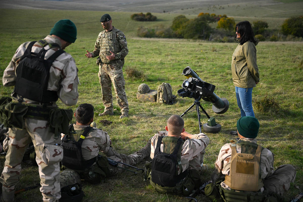 Солдаты ВСУ слушают британского инструктора о противотанковой системе Javelin. Фото Daniel LEAL/AFP/Scanpix/Leta