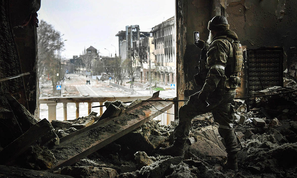 Российский солдат патрулирует Мариупольский драматический театр. Фото Alexander NEMENOV/AFP/Scanpix/Leta