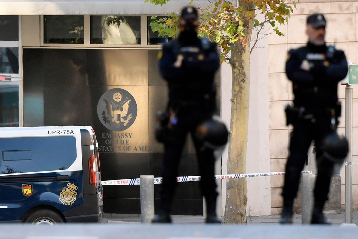 Испанская полиция у посольства США в Мадриде. Фото OSCAR DEL POZO/AFP/Scanpix/LETA