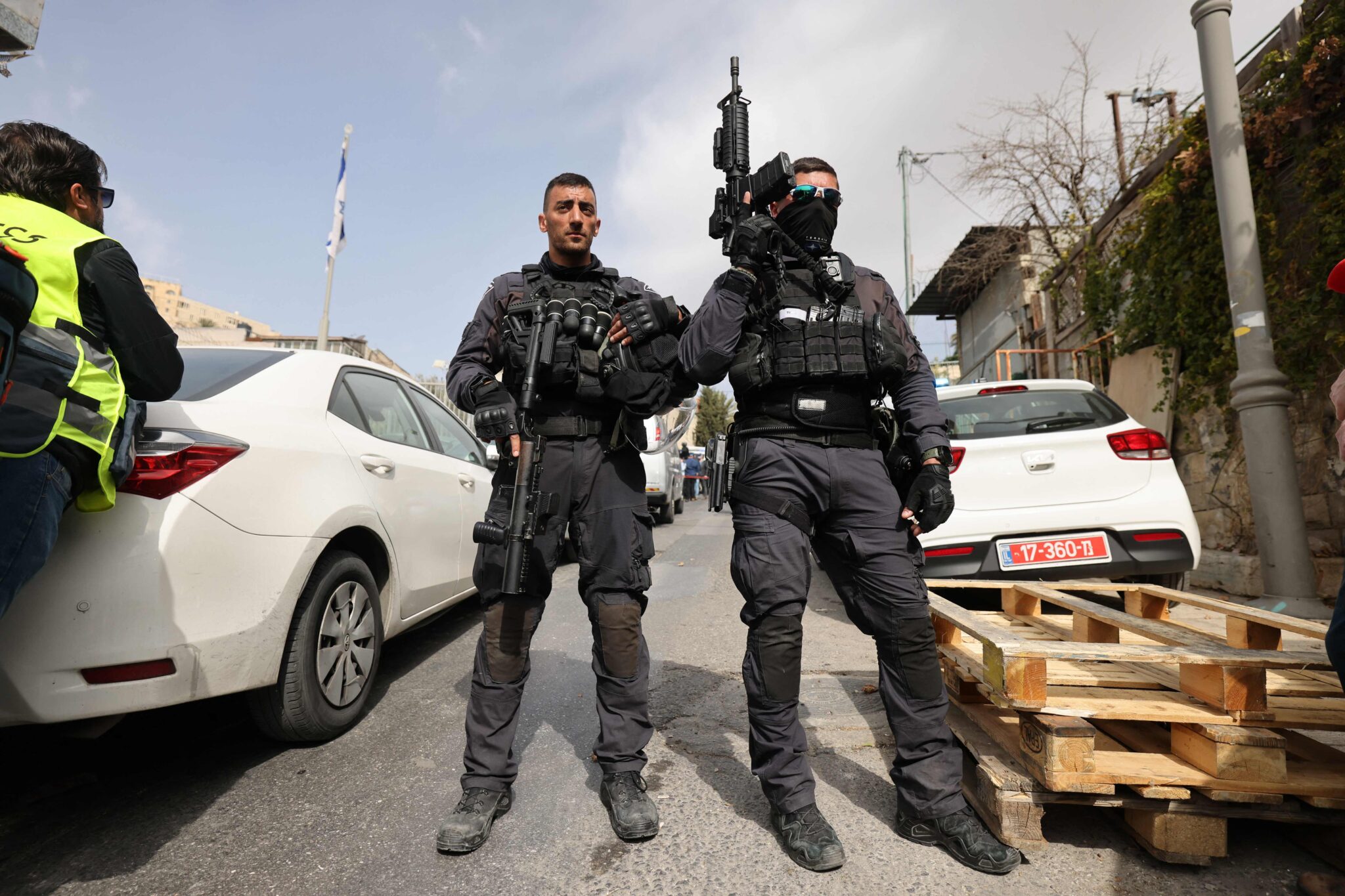 Израильские силы безопасности стоят на страже в преимущественно арабском районе Иерусалима Сильван. Фото AHMAD GHARABLI/AFP/Scanpix/LETA