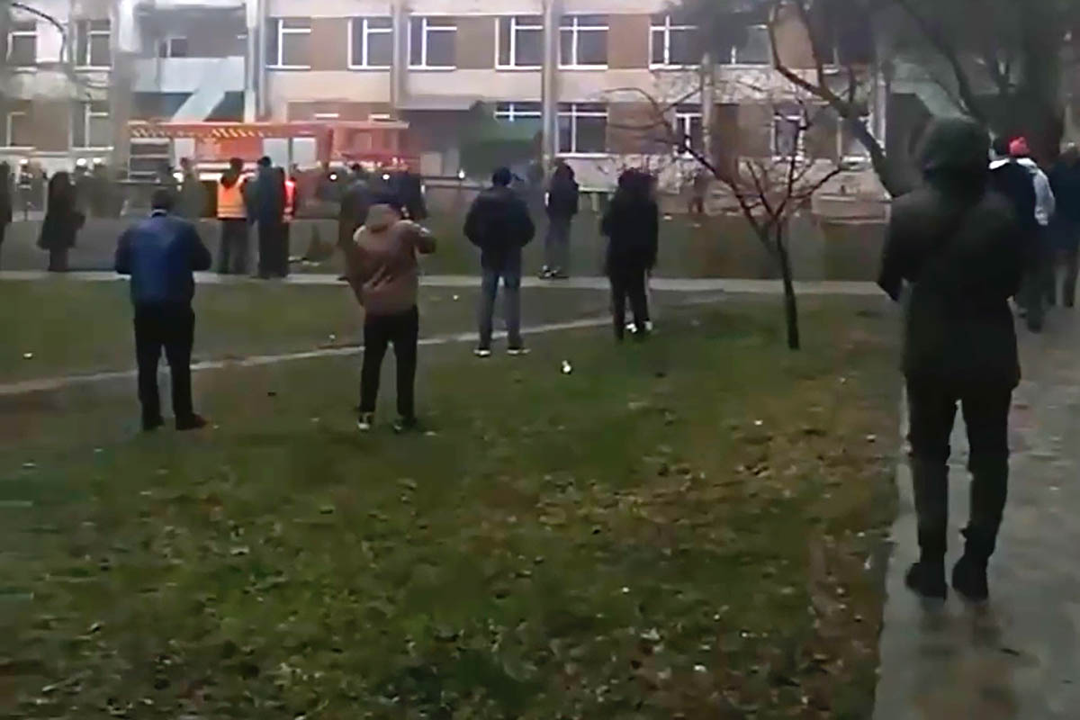 Место падения вертолета возле здания детского сада в Броварах, Киевская область. Скриншот видео Политика Страны/Telegram