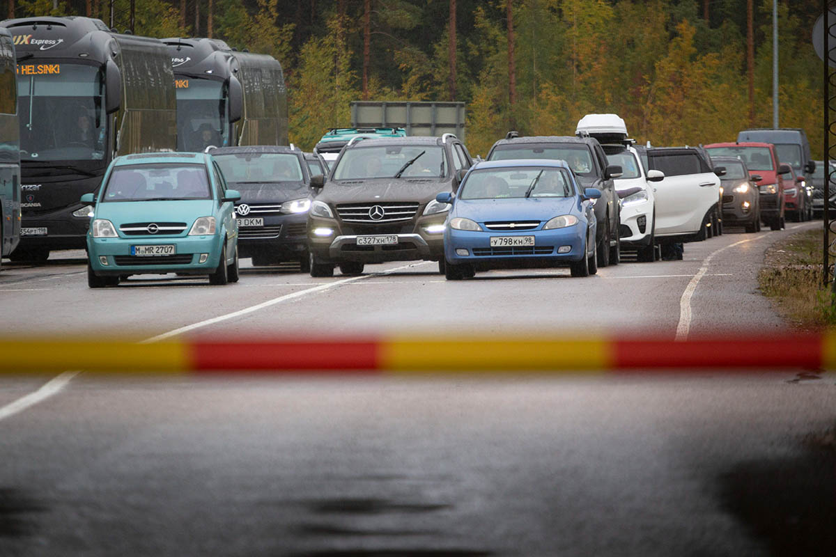 Очередь на пограничном пункте между Россией и Финляндией. Фото Sasu Makinen/AP/Scanpix/LETA